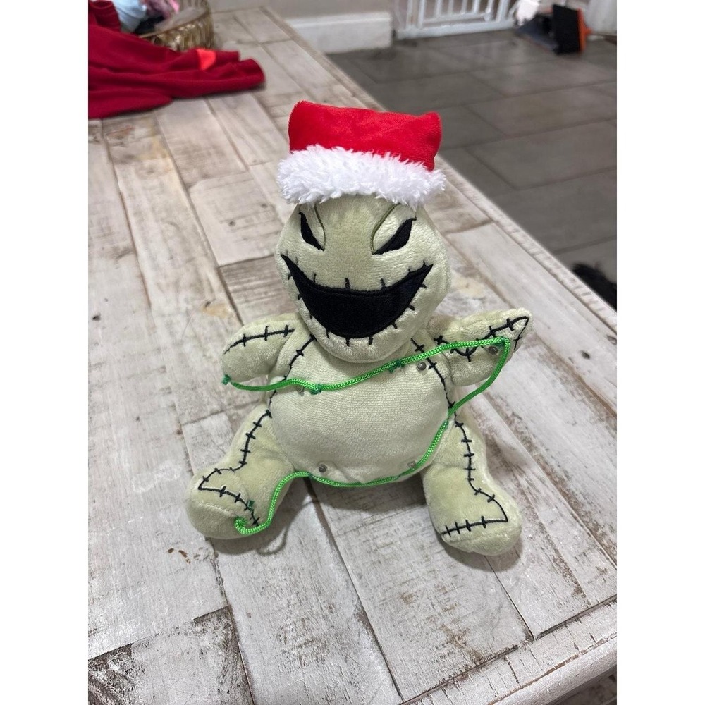 Oogie boogie Christmas dancing‎